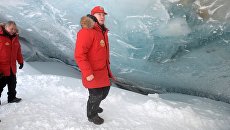 Владимир Путин во время посещения пещеры Ледника полярных летчиков на острове Земля Александры архипелага Земля Франца-Иосифа. 29 марта 2017 Владимир Путин во время посещения пещеры Ледника полярных летчиков на острове Земля Александры архипелага Земля Франца-Иосифа. 29 марта 2017