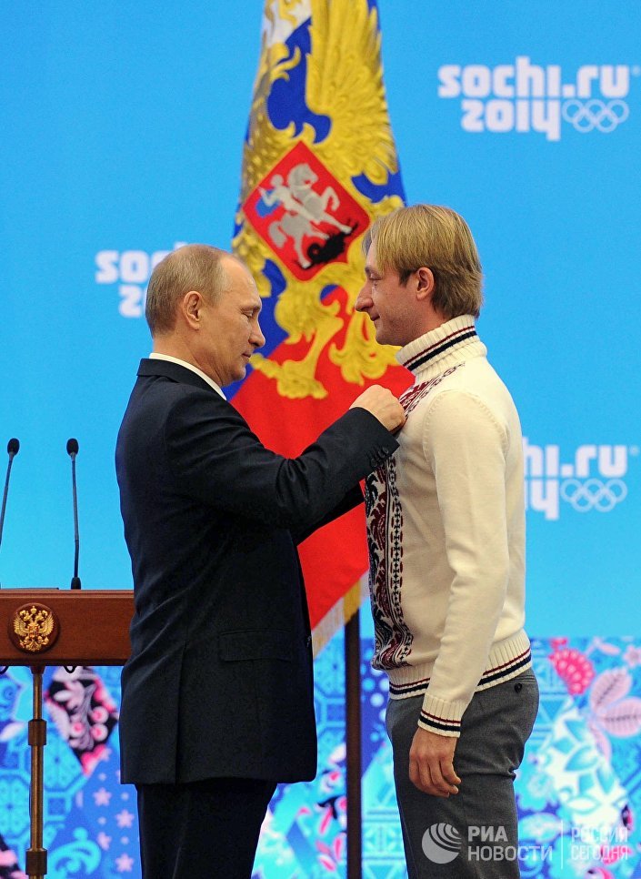 24 февраля 2014. Президент России Владимир Путин (слева) и олимпийский чемпион в фигурном катании Евгений Плющенко во время церемонии награждения российских призеров XXII зимних Олимпийских игр в Сочи 24 февраля 2014. Президент России Владимир Путин (слева) и олимпийский чемпион в фигурном катании Евгений Плющенко во время церемонии награждения российских призеров XXII зимних Олимпийских игр в Сочи