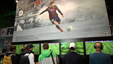 Игроки на стенде компьютерной игры FIFA 14 на выставке ИгроМир 2013 в Крокус Экспо Игроки на стенде компьютерной игры FIFA 14 на выставке ИгроМир 2013 в Крокус Экспо