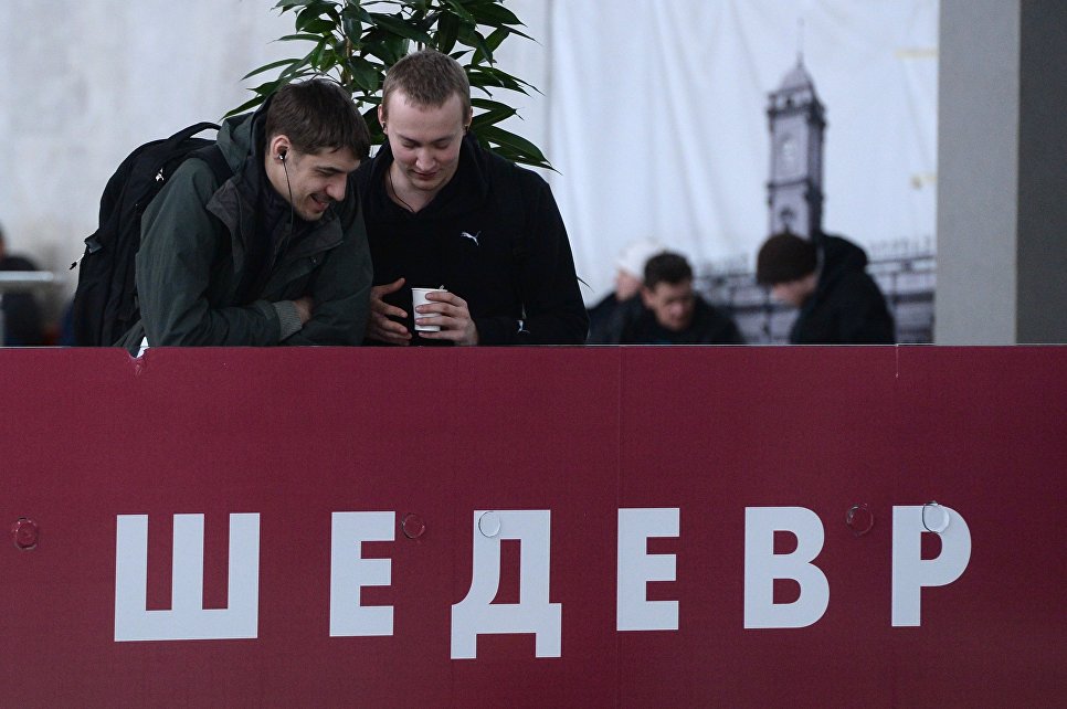 © РИА Новости. Евгений Одиноков / Актеры Сергей Волков и Максим Фомин во время показа спектакля Разговоры беженцев на Ленинградском вокзале в Москве