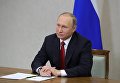 Президент РФ Владимир Путин принимает участие в видеоконференции по случаю начала бурения поисково-оценочной скважины "Центрально-Ольгинская № 1" Хатанганского лицензионного участка ПАО "НК Роснефть". 3 апреля 2017