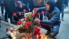 Цветы и свечи в память о погибших во время взрыва у станции Сенная площадь в Петербурге Цветы и свечи в память о погибших во время взрыва у станции Сенная площадь в Петербурге