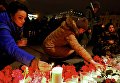 Горожане зажигают свечи у входа в вестибюль станции метро Спасская в память о погибших в результате взрыва в метро Санкт-Петербурга Горожане зажигают свечи у входа в вестибюль станции метро Спасская в память о погибших в результате взрыва в метро Санкт-Петербурга