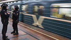 Сотрудники полиции в метро. Архивное фото Сотрудники полиции в метро. Архивное фото