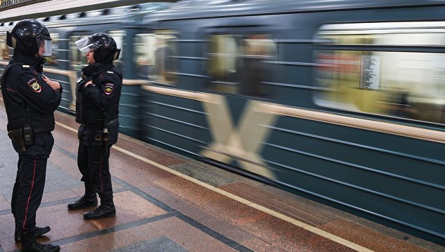 Сотрудники полиции на станции московского метро. Архивное фото