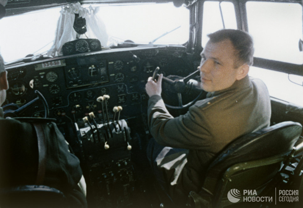 Юрий Гагарин в кабине самолета перед полетом в космос