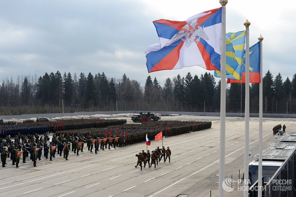 Совместная тренировка пеших парадных расчетов войск Московского гарнизона и механизированной колонны к участию в военном параде на Красной площади 9 мая 2017 года Совместная тренировка пеших парадных расчетов войск Московского гарнизона и механизированной колонны к участию в военном параде на Красной площади 9 мая 2017 года