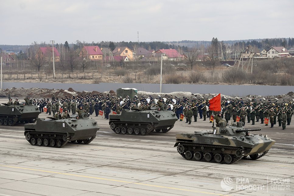 Бронетранспортеры БТР-МДМ Ракушка (на втором плане) и БМД-2 механизированной колонны Московского гарнизона во время тренировки к военному параду на Красной площади 9 мая 2017 года Бронетранспортеры БТР-МДМ Ракушка (на втором плане) и БМД-2 механизированной колонны Московского гарнизона во время тренировки к военному параду на Красной площади 9 мая 2017 года
