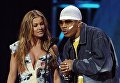 Американская модель и актриса Кармен Электра и певец Nelly на 30-й Annual American Music Awards Американская модель и актриса Кармен Электра и певец Nelly на 30-й Annual American Music Awards