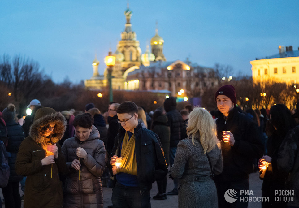 Жители Санкт-Петербурга на Марсовом поле со свечами в память о погибших в результате теракта в метро Жители Санкт-Петербурга на Марсовом поле со свечами в память о погибших в результате теракта в метро