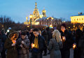 Жители Санкт-Петербурга на Марсовом поле со свечами в память о погибших в результате теракта в метро Жители Санкт-Петербурга на Марсовом поле со свечами в память о погибших в результате теракта в метро