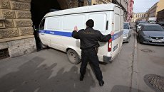 Полицейская автомашина вывозит подозреваемых в соучастии теракта в петербургском метро. Архивное фото Полицейская автомашина вывозит подозреваемых в соучастии теракта в петербургском метро. Архивное фото