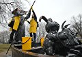 Участницы общегородского субботника За чистоту искусства в парке Музеон Участницы общегородского субботника За чистоту искусства в парке Музеон