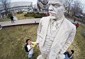 Участники общегородского субботника За чистоту искусства в парке Музеон Участники общегородского субботника За чистоту искусства в парке Музеон