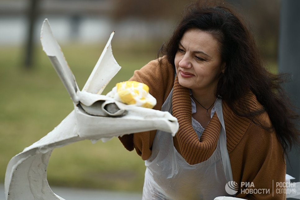 Участница общегородского субботника За чистоту искусства в парке Музеон Участница общегородского субботника За чистоту искусства в парке Музеон