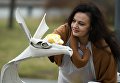 Участница общегородского субботника За чистоту искусства в парке Музеон Участница общегородского субботника За чистоту искусства в парке Музеон