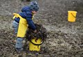 Юный участник общегородского субботника За чистоту искусства в парке Музеон в Москве Юный участник общегородского субботника За чистоту искусства в парке Музеон в Москве