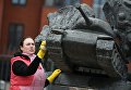 Участница общегородского субботника За чистоту искусства в парке Музеон Участница общегородского субботника За чистоту искусства в парке Музеон