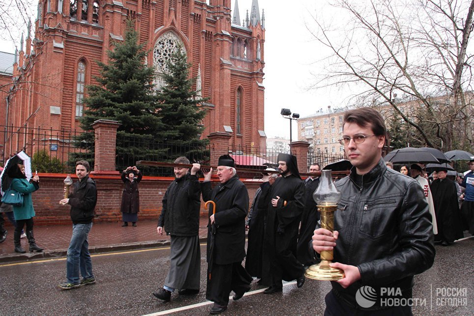 Крестный путь по улицам Москвы Крестный путь по улицам Москвы