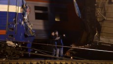 На месте столкновения пассажирского поезда и электрички в районе улицы Герасима Курина в Москве На месте столкновения пассажирского поезда и электрички в районе улицы Герасима Курина в Москве