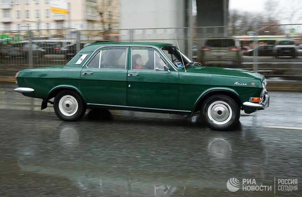 Автомобиль ГАЗ 24 Волга во время автопробега 108 минут в Москве, приуроченного к 56-й годовщине полета человека в космос Автомобиль ГАЗ 24 Волга во время автопробега 108 минут в Москве, приуроченного к 56-й годовщине полета человека в космос