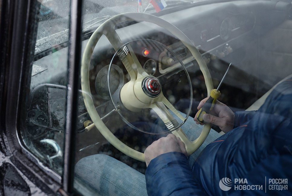 Мужчина в салоне автомобиля ГАЗ 13 Чайка перед стартом автопробега 108 минут в Москве, приуроченного к 56-й годовщине полета человека в космос Мужчина в салоне автомобиля ГАЗ 13 Чайка перед стартом автопробега 108 минут в Москве, приуроченного к 56-й годовщине полета человека в космос