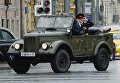 Автомобиль УАЗ во время автопробега 108 минут в Москве, приуроченного к 56-й годовщине полета человека в космос Автомобиль УАЗ во время автопробега 108 минут в Москве, приуроченного к 56-й годовщине полета человека в космос