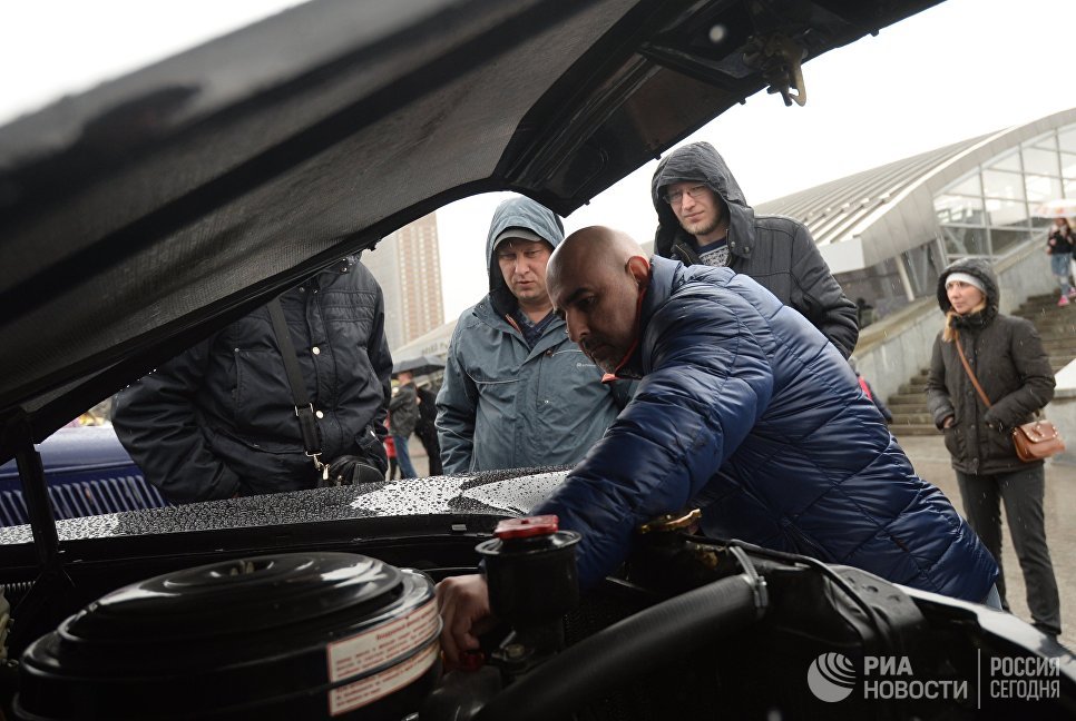 Мужчина ремонтирует ретро-автомобиль перед стартом автопробега 108 минут в Москве, приуроченного к 56-й годовщине полета человека в космос Мужчина ремонтирует ретро-автомобиль перед стартом автопробега 108 минут в Москве, приуроченного к 56-й годовщине полета человека в космос