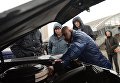 Мужчина ремонтирует ретро-автомобиль перед стартом автопробега 108 минут в Москве, приуроченного к 56-й годовщине полета человека в космос Мужчина ремонтирует ретро-автомобиль перед стартом автопробега 108 минут в Москве, приуроченного к 56-й годовщине полета человека в космос
