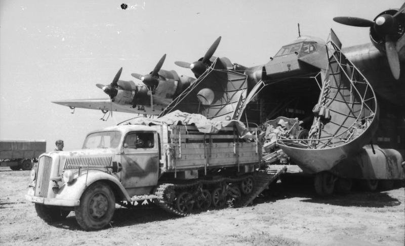 Немецкий автомобиль Opel Blitz Maultier. 1943 год Немецкий автомобиль Opel Blitz Maultier. 1943 год