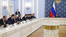 Председатель правительства РФ Дмитрий Медведев проводит заседание правительства РФ. Архивное фото Председатель правительства РФ Дмитрий Медведев проводит заседание правительства РФ. Архивное фото