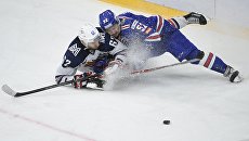 Игрок СКА Сергей Широков и игрок Металлурга Оскар Осала в матче финала плей-офф Кубка Гагарина. 12 апреля 2017 Игрок СКА Сергей Широков и игрок Металлурга Оскар Осала в матче финала плей-офф Кубка Гагарина. 12 апреля 2017