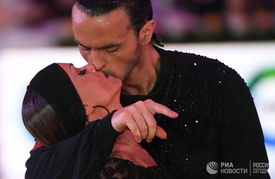 Эмануэле Сольди и Элиза Насато (Италия) выступают на чемпионате Европы по латиноамериканским танца в Москве Эмануэле Сольди и Элиза Насато (Италия) выступают на чемпионате Европы по латиноамериканским танца в Москве
