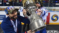 Игроки СКА Павел Дацюк и Илья Ковальчук с Кубком Гагарина КХЛ сезона 2016-2017. 16 апреля 2017 Игроки СКА Павел Дацюк и Илья Ковальчук с Кубком Гагарина КХЛ сезона 2016-2017. 16 апреля 2017
