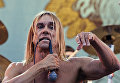 Американский певец Игги Поп во время выступления на фестивале Isle of Wight 2008 в Ньюпорте, Англия Американский певец Игги Поп во время выступления на фестивале Isle of Wight 2008 в Ньюпорте, Англия