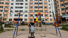 Во дворе жилого дома. Архивное фото Во дворе жилого дома. Архивное фото