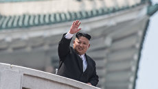 Глава КНДР Ким Чен Ын во время военного парада, приуроченного к 105-й годовщине со дня рождения основателя северокорейского государства Ким Ир Сена, в Пхеньяне Глава КНДР Ким Чен Ын во время военного парада, приуроченного к 105-й годовщине со дня рождения основателя северокорейского государства Ким Ир Сена, в Пхеньяне