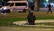 Сотрудники полиции дежурят неподалеку от места перестрелки в Париже. Апрель 2017 Сотрудники полиции дежурят неподалеку от места перестрелки в Париже. Апрель 2017