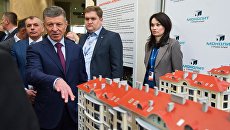 Заместитель председателя правительства РФ Дмитрий Козак на выставке инвестиционных проектов на Ялтинском международном экономическом форуме в Крыму. 21 апреля 2017 Заместитель председателя правительства РФ Дмитрий Козак на выставке инвестиционных проектов на Ялтинском международном экономическом форуме в Крыму. 21 апреля 2017