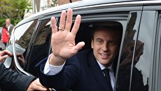 Кандидат в президенты Франции, лидер движения En Marche Эммануэль Макрон во время первого тура президентских выборов во Франции Кандидат в президенты Франции, лидер движения En Marche Эммануэль Макрон во время первого тура президентских выборов во Франции