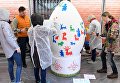 Участники расписывают пасхальные яйца на арт-фестивале для журналистов МедиаПасха в Москве Участники расписывают пасхальные яйца на арт-фестивале для журналистов МедиаПасха в Москве