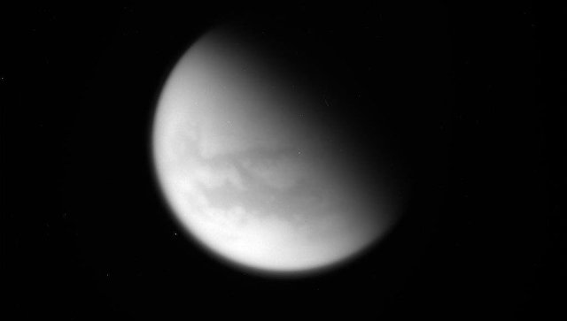Cassini пролетел между кольцами Сатурна и снял его спутник Титан