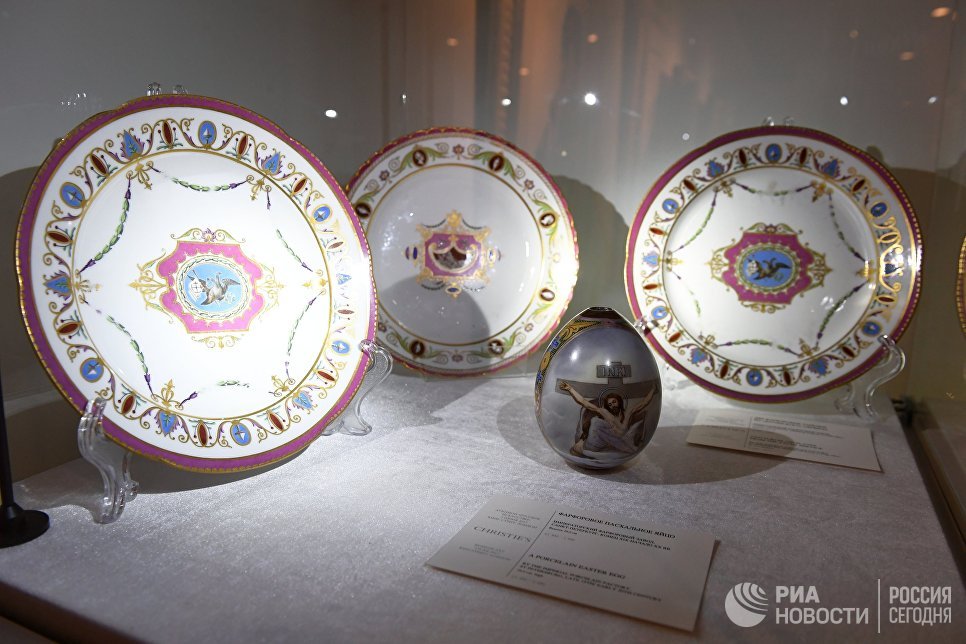 Фарфоровые тарелки и пасхальное яйцо представлены на выставке топ-лотов произведений русского искусства в преддверии аукциона, который состоится в Лондоне 5 июня Фарфоровые тарелки и пасхальное яйцо представлены на выставке топ-лотов произведений русского искусства в преддверии аукциона, который состоится в Лондоне 5 июня