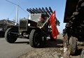 Мастер Максим Свекла демонстрирует законченную БМ-13 Катюша в поселке Большой Оеш Новосибирской области Мастер Максим Свекла демонстрирует законченную БМ-13 Катюша в поселке Большой Оеш Новосибирской области