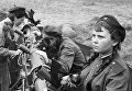 Зенитчица Татьяна Шморгунова с боевыми подругами у переправы через реку Одер Зенитчица Татьяна Шморгунова с боевыми подругами у переправы через реку Одер