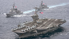 Авианосец ВМС США Карл Винсон в сопровождении эсминцев морских сил самообороны Японии. 26 апреля 2017 Авианосец ВМС США Карл Винсон в сопровождении эсминцев морских сил самообороны Японии. 26 апреля 2017