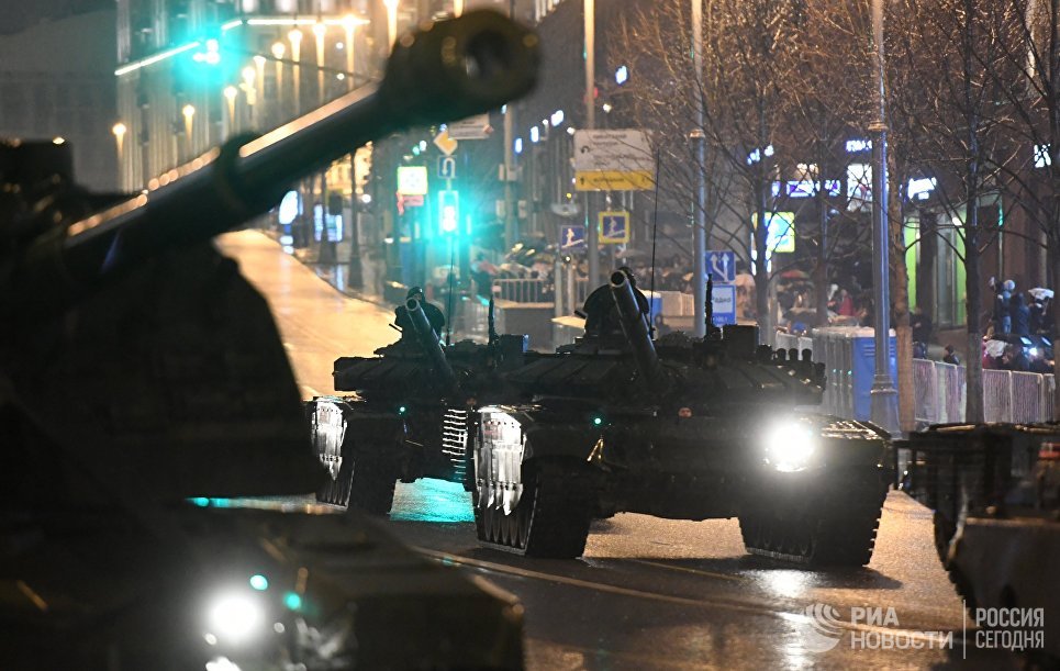 Танки Т-72Б3 во время прохода по Тверской улице на репетиции парада Победы на Красной площади Танки Т-72Б3 во время прохода по Тверской улице на репетиции парада Победы на Красной площади