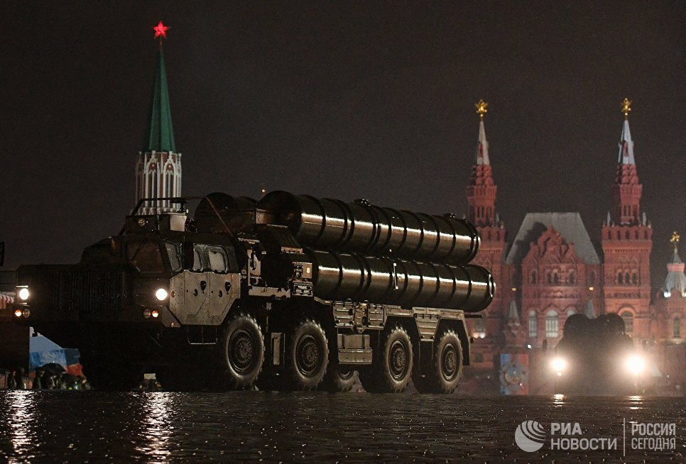 Зенитная ракетная система С-400 Триумф на репетиции парада Победы на Красной площади Зенитная ракетная система С-400 Триумф на репетиции парада Победы на Красной площади