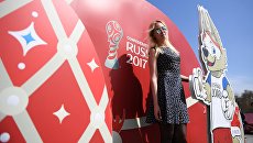 Девушка на церемонии открытия Парка Кубка Конфедераций 2017 на территории парка искусств Музеон Девушка на церемонии открытия Парка Кубка Конфедераций 2017 на территории парка искусств Музеон
