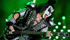 Музыкант группы Kiss Джин Симмонс выступает на концерте в СК Олимпийский в Москве Музыкант группы Kiss Джин Симмонс выступает на концерте в СК Олимпийский в Москве